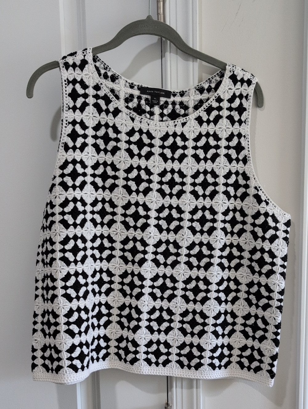 NWOT Ann Taylor Black & White Crochet Block  Sleeveless Top